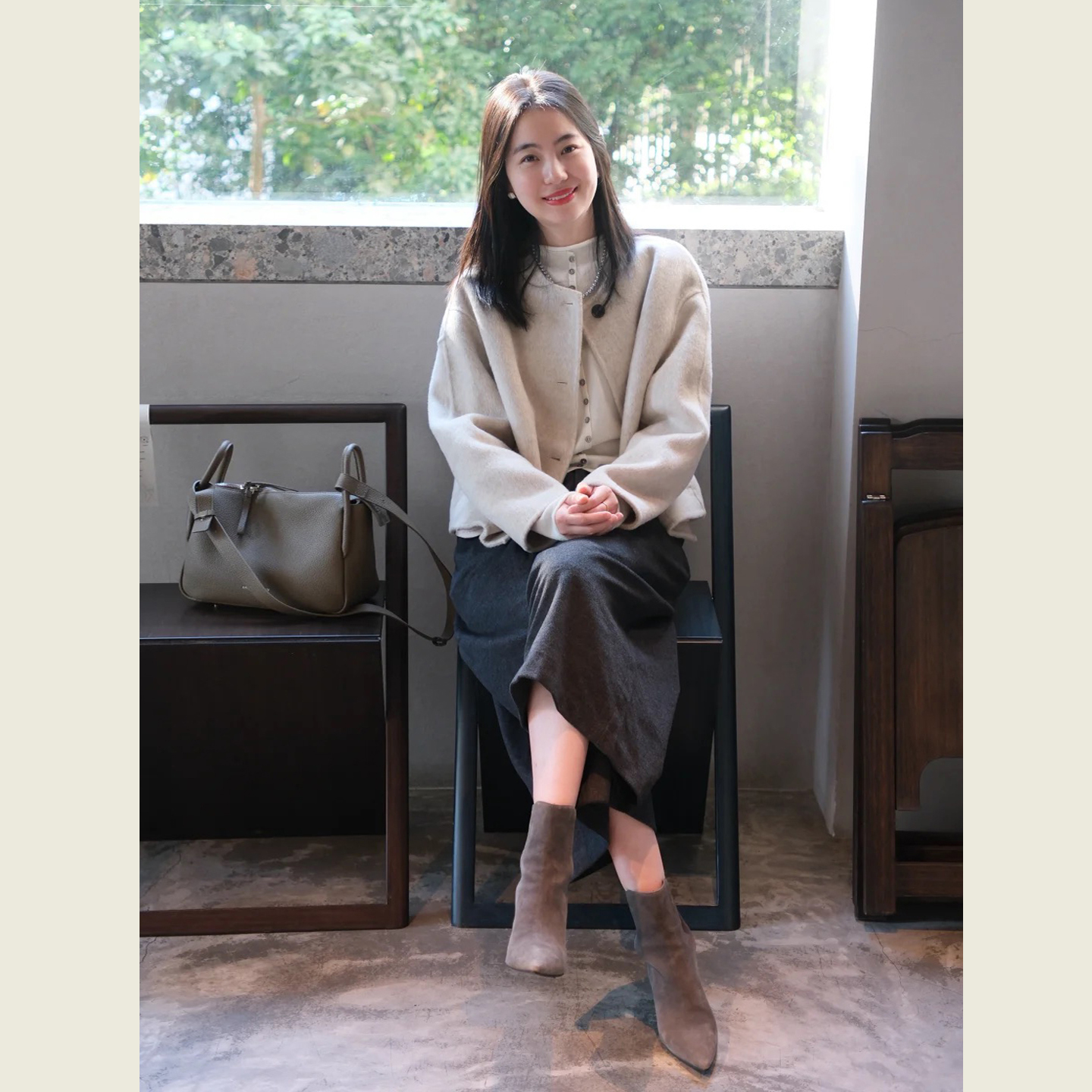 简约休闲米色圆领单排扣毛呢大衣