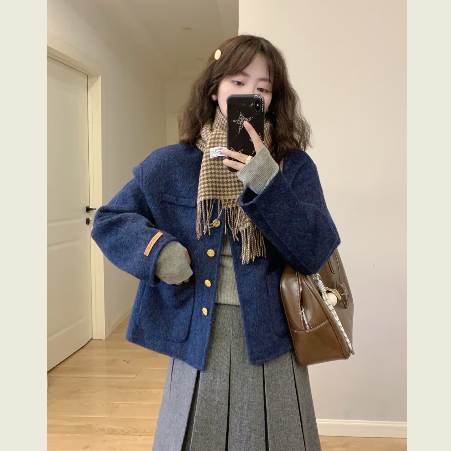 蓝色圆领单排扣毛呢短外套