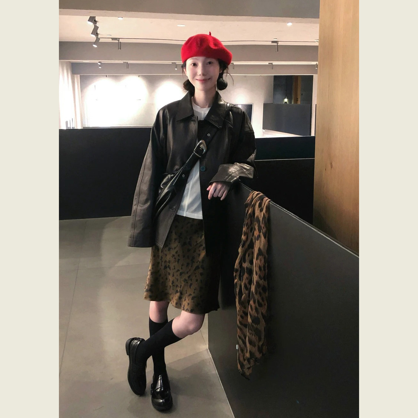 极简风黑色翻领廓形pu皮衣女春秋季复古酷飒风宽松休闲百搭外套