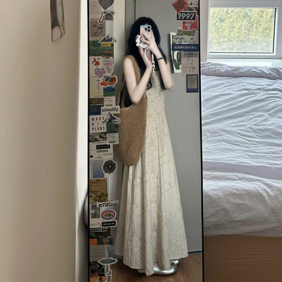 法式米杏色方领无袖吊带连衣裙