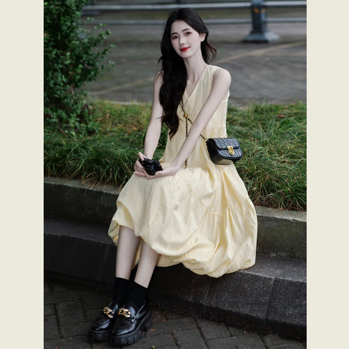 奶黄色V领无袖背心连衣裙