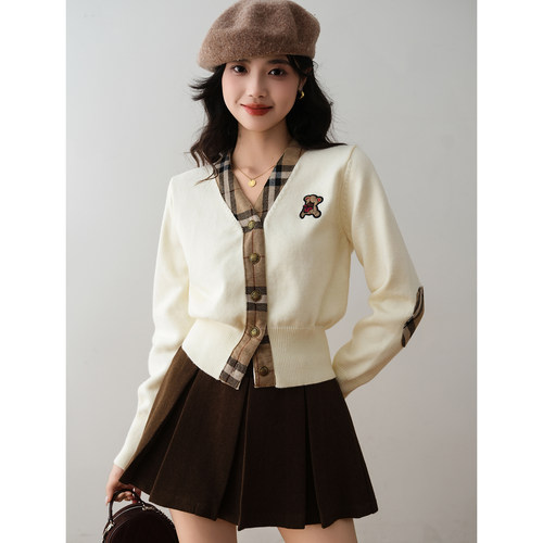 学院风V领格纹小熊刺绣针织开衫