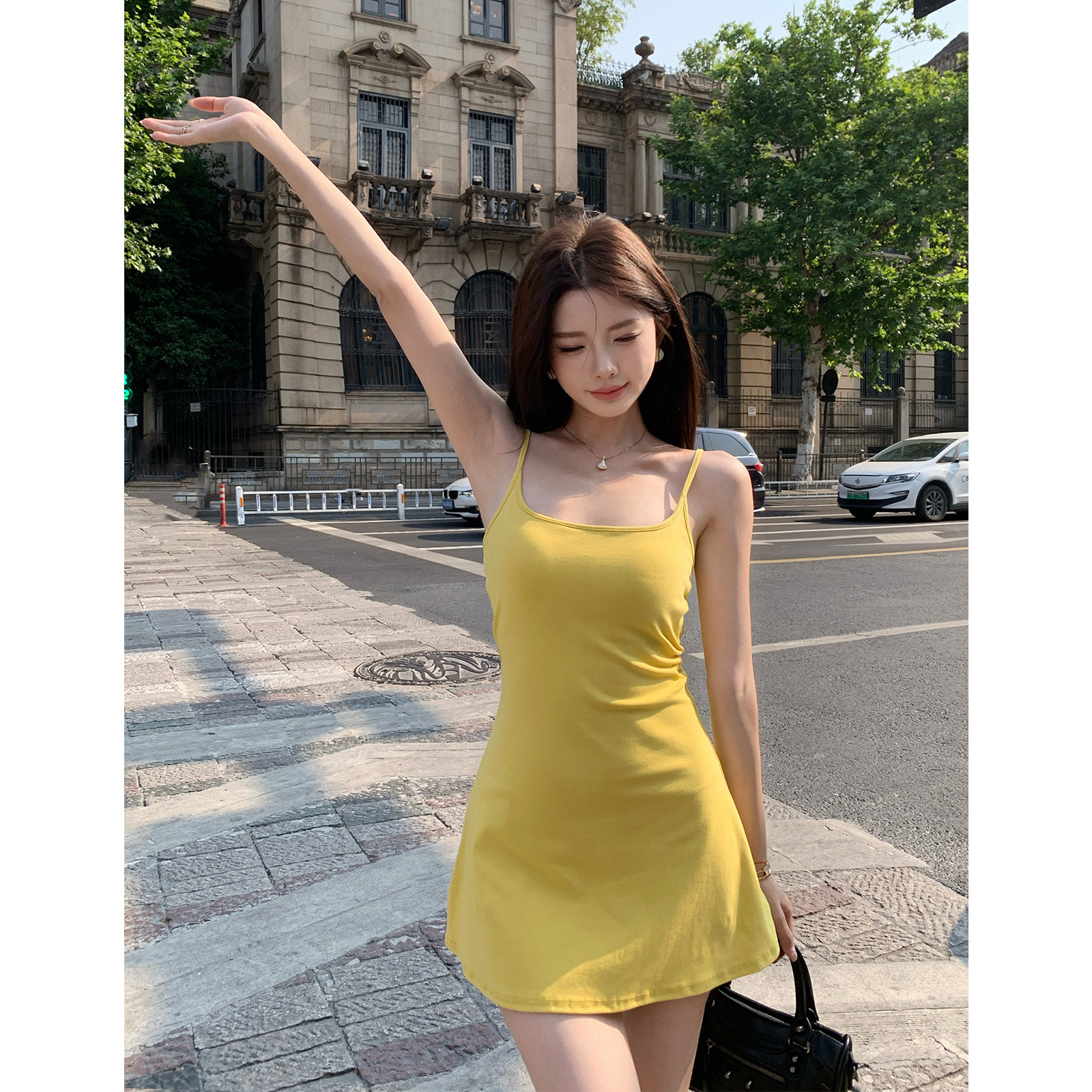 萝力飒 胸垫一体式性感吊带连衣裙女夏季修身收腰短款a字黄色裙子图片