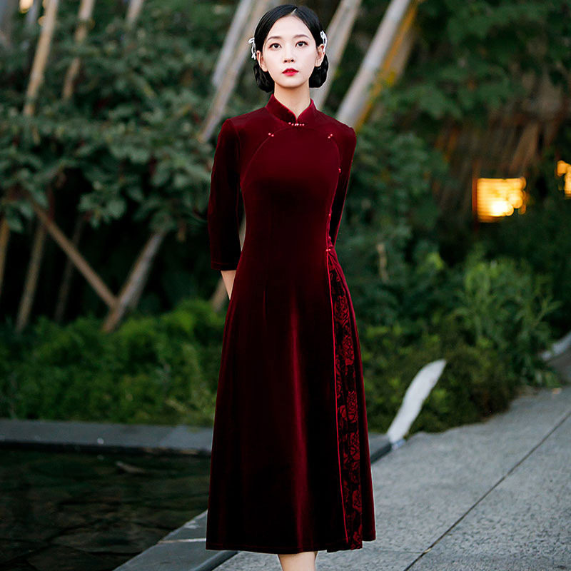显瘦新中式妈妈装酒红丝绒旗袍2024新款女复古中长袖连衣裙