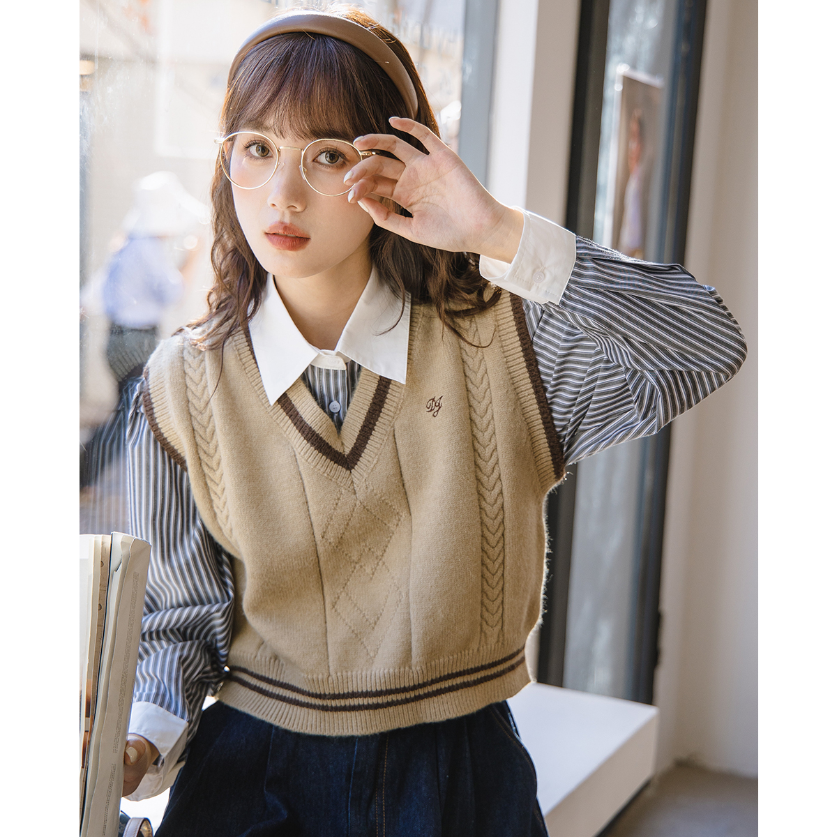 爱爱丸 学院风绣标针织毛衣背心女v领短款减龄英伦复古马甲上衣