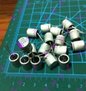 【全新】电脑主机主板显卡固态电容器 4V 820UF 4V820UF 直插2脚