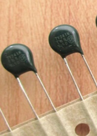 【全新】压敏电阻器 TNR 7V241K V7241U 7D241K 片径7MM 240V 2脚