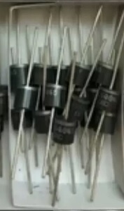 20SQ045 太阳能光伏板接线盒大功率肖特基二极管 20A 45V 直插R-6