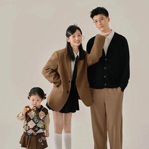 咖色文艺纪实风一家三口亲子套装春秋款影楼拍照写真摄影拍照服装