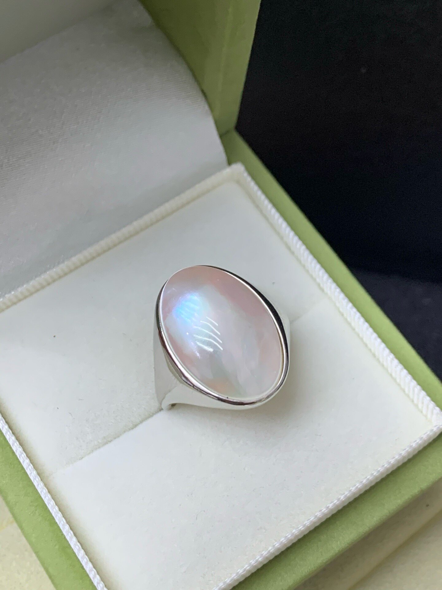 《叙旧》经典重工素面轻奢通体纯银,一枚中古彩虹白椭圆马贝戒指
