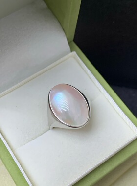 《叙旧》经典重工素面轻奢通体纯银，一枚中古彩虹白椭圆马贝戒指