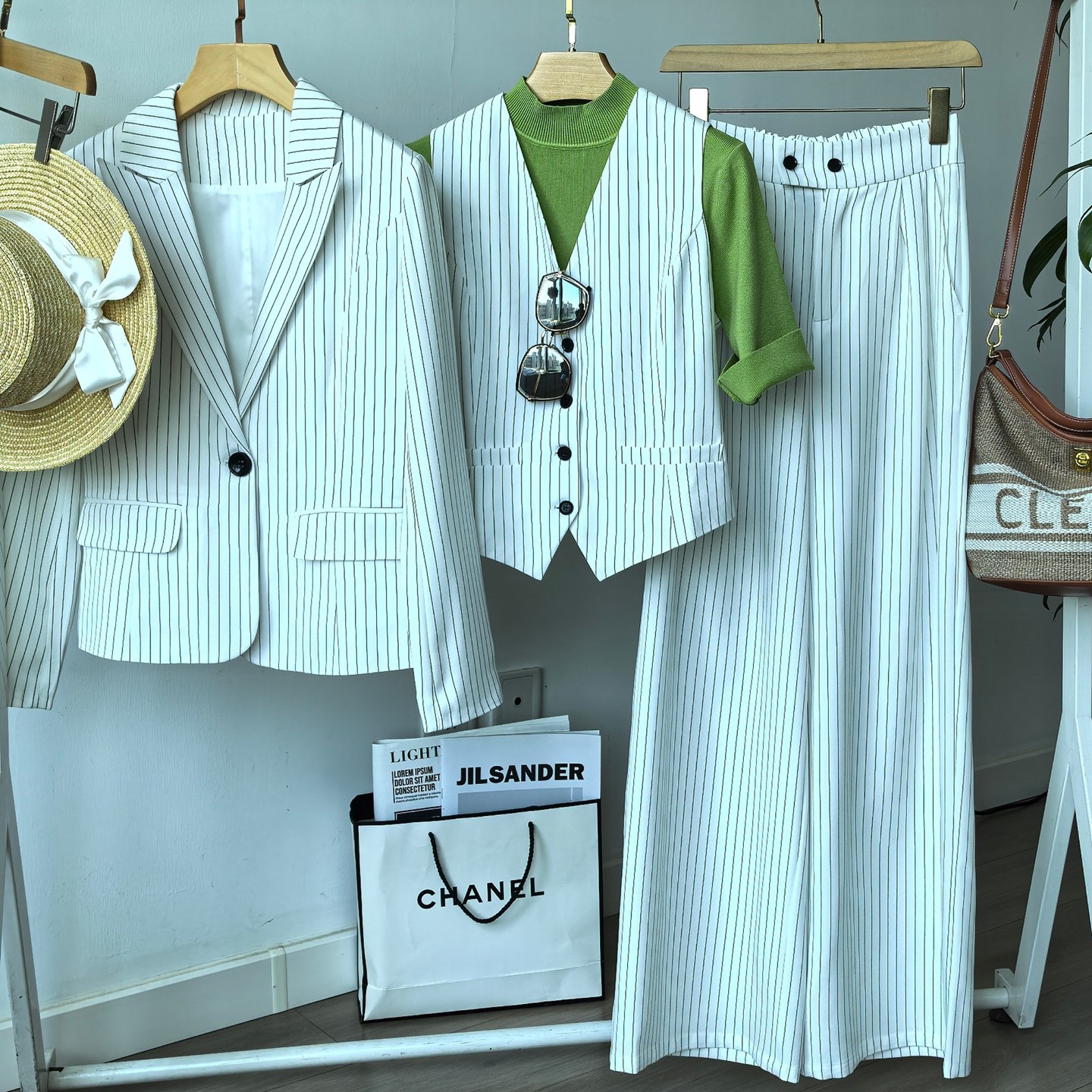 白色条纹叠穿修身显瘦西服马甲