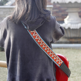 优质三角条纹GS 02吉他背带电木通用加宽涤纶印花PVC袋长短可调