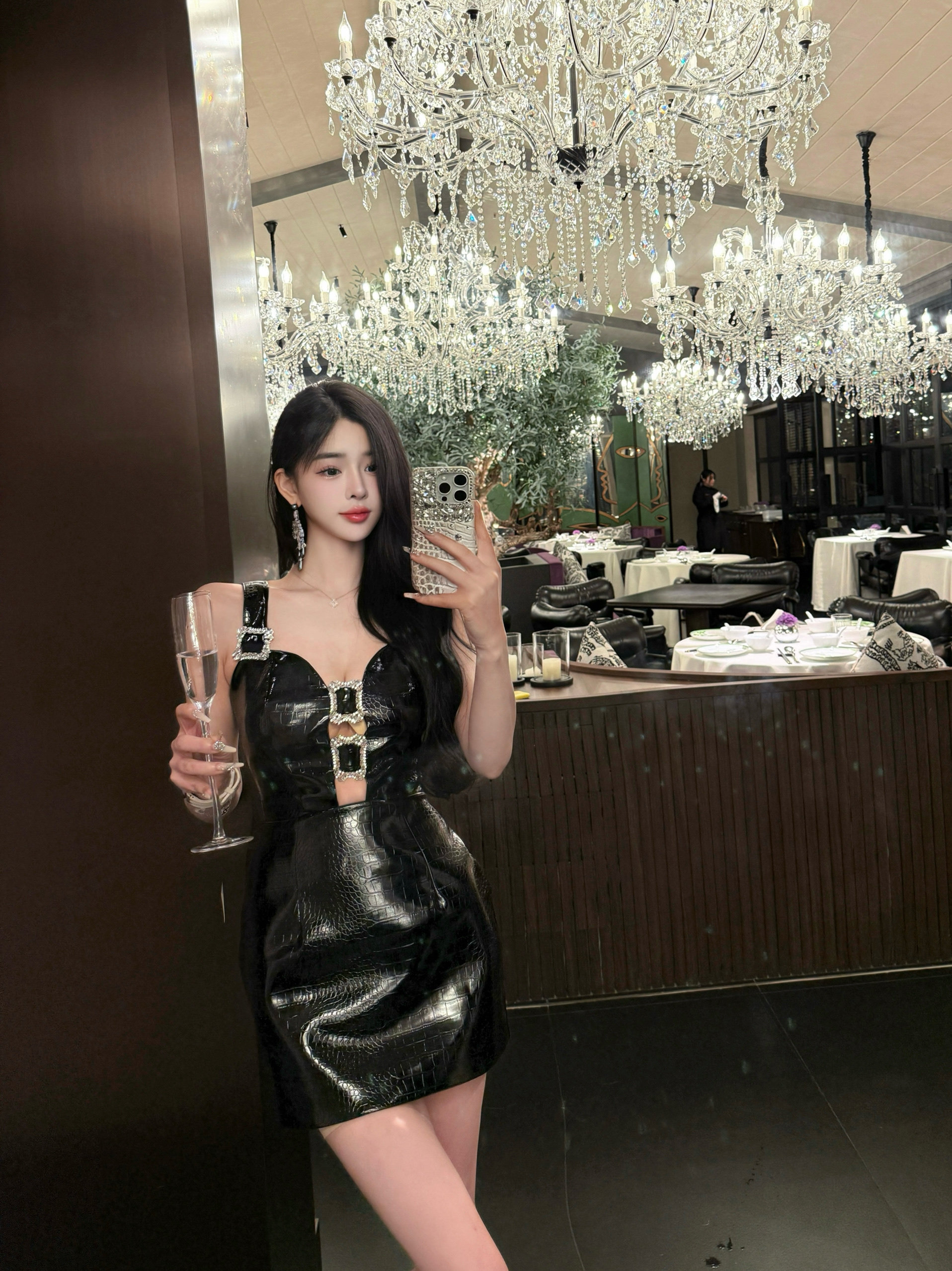 LOCK KK钻扣装饰黑色鳄鱼皮纹连衣裙女镂空设计性感显瘦包臀短裙