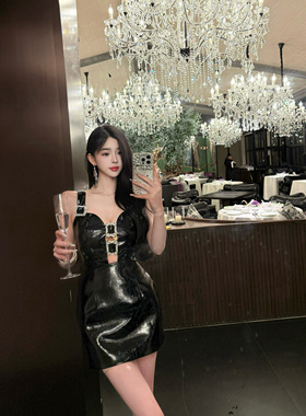 LOCK KK钻扣装饰黑色鳄鱼皮纹连衣裙女镂空设计性感显瘦包臀短裙