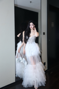 LOCK 奢华手工钻鸵鸟毛透视网纱收腰显瘦吊带连衣裙 KK美神降临