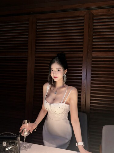 LOCK KK 【贵气娇娇女】 重工钉珠蕾丝拼接自带胸垫吊带连衣裙