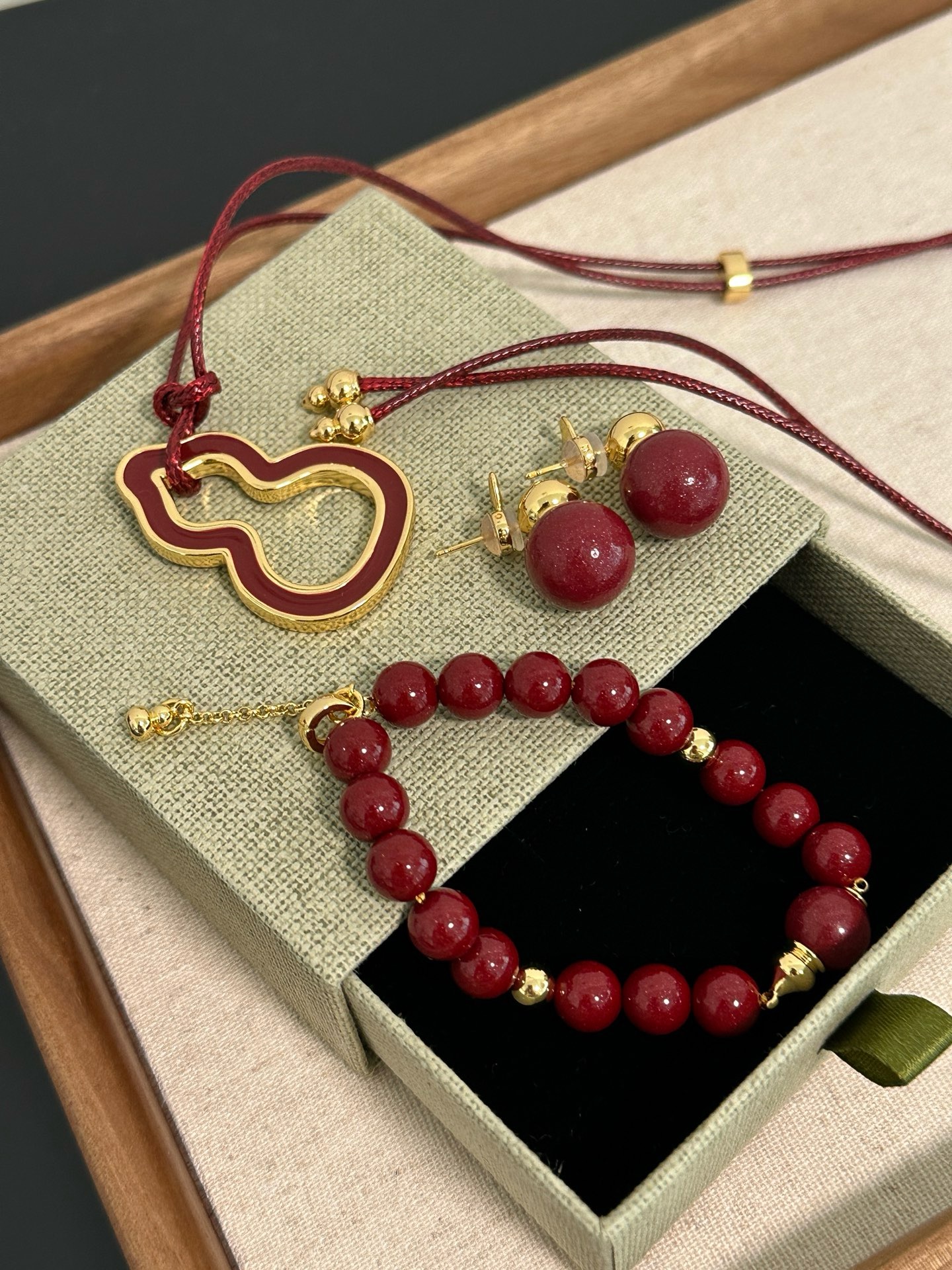 本命年新年葫芦造型天然朱砂黄铜镀金男女款手链耳钉毛衣链s59302