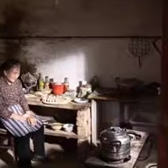 社会公益组织关爱村落留守孤寡老人老年孤独生活实拍父亲节4K视频