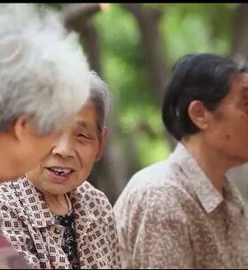 空巢老年人晚年幸福生活丰富文化活动社区工作者爱心奉献实拍视频