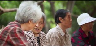 空巢老年人晚年幸福生活丰富文化活动社区工作者爱心奉献实拍视频