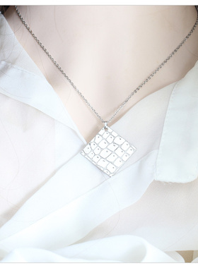 方块吊坠项链女2026新款秋冬长款毛衣链复古本命年好运配饰可调节