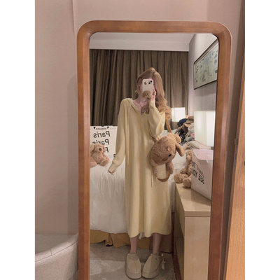 敲遮肉肉的连帽针织连衣裙