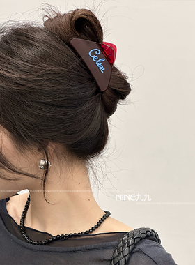 NINE九丨甜酷透红色三角字母抓夹高级感后脑勺鲨鱼夹半抓发发夹饰