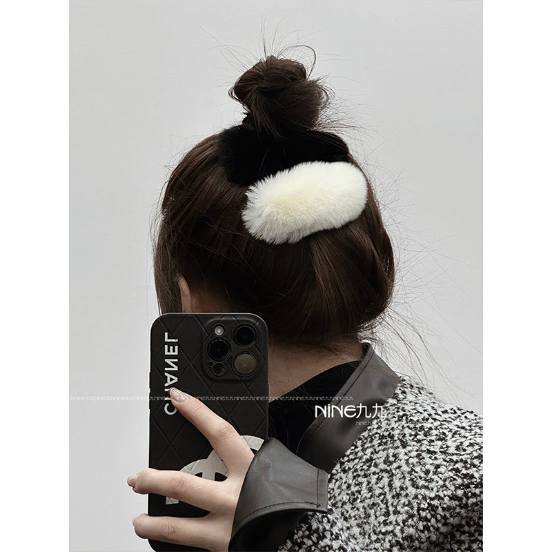 NINE九丨黑色系獭兔毛毛大发夹女后脑勺盘发鲨鱼夹秋冬毛绒球抓夹