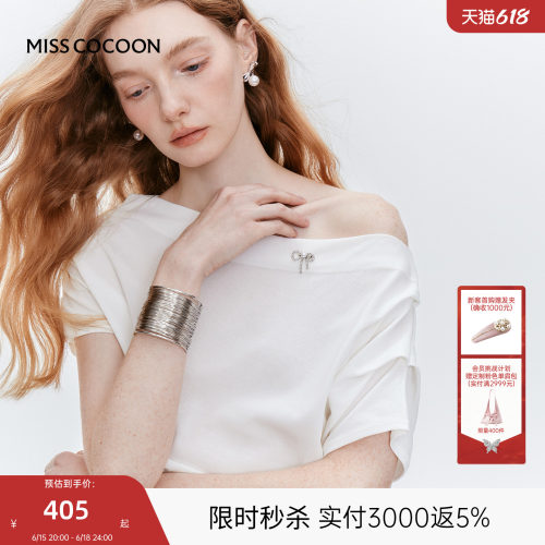 MISS COCOON可可尼女款法式设计感斜肩上衣2026夏季新款白色短袖