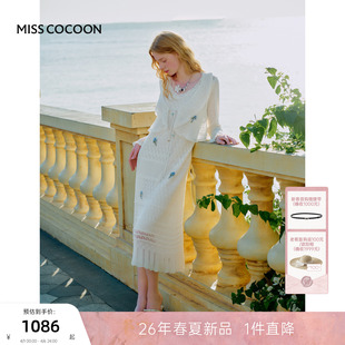 田园风花朵刺绣连衣裙 MISSCOCOON可可尼针织吊带裙女2026年春新款