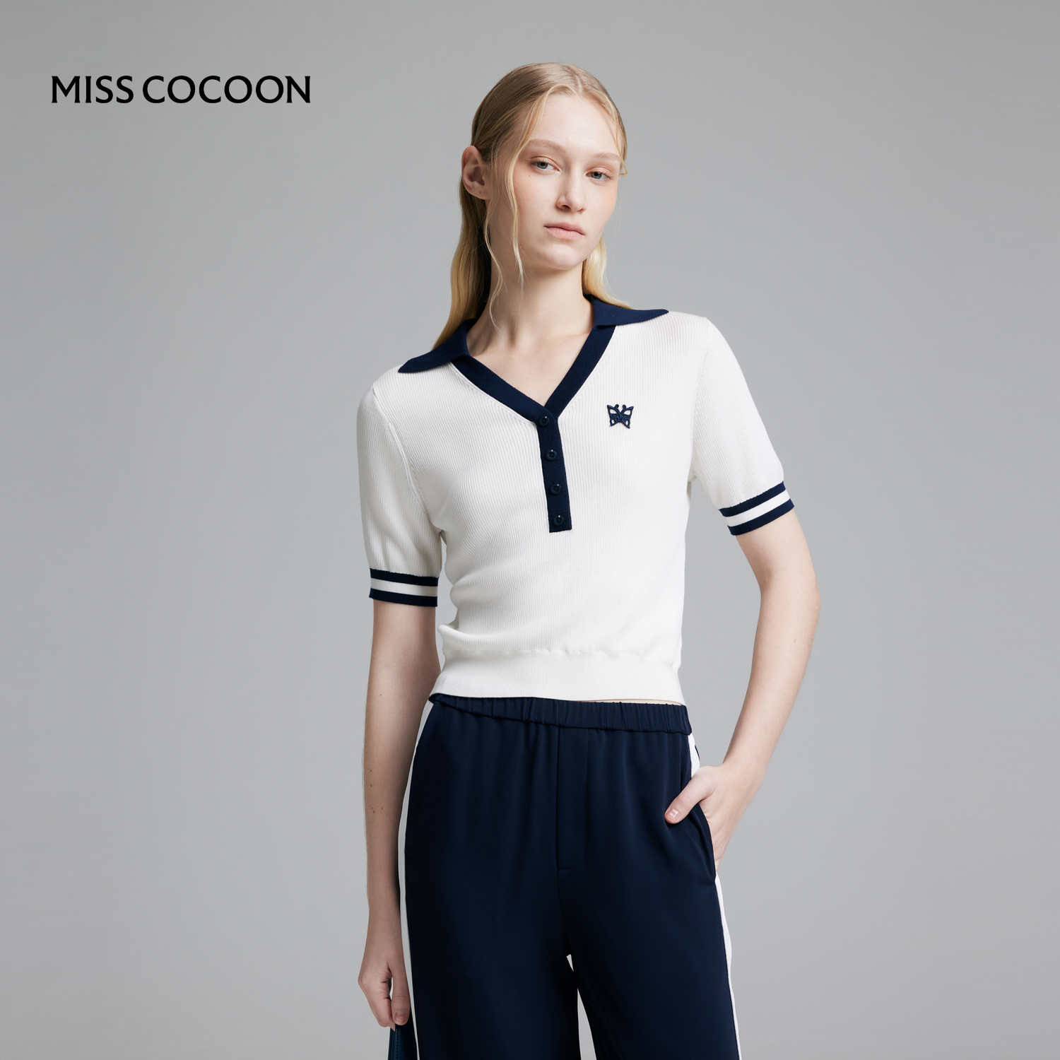 MISSCOCOON可可尼商场同款学院风白色撞色条纹Polo领针织毛衫女