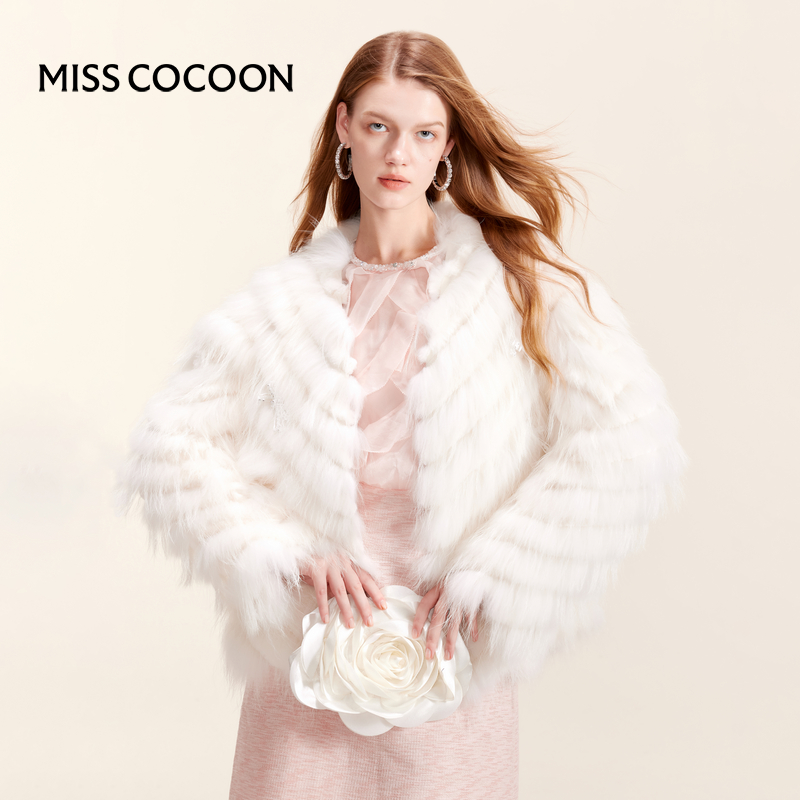 可可尼COCOON2024冬季新款年会穿搭外套女可脱卸带钻白色蝴蝶皮草