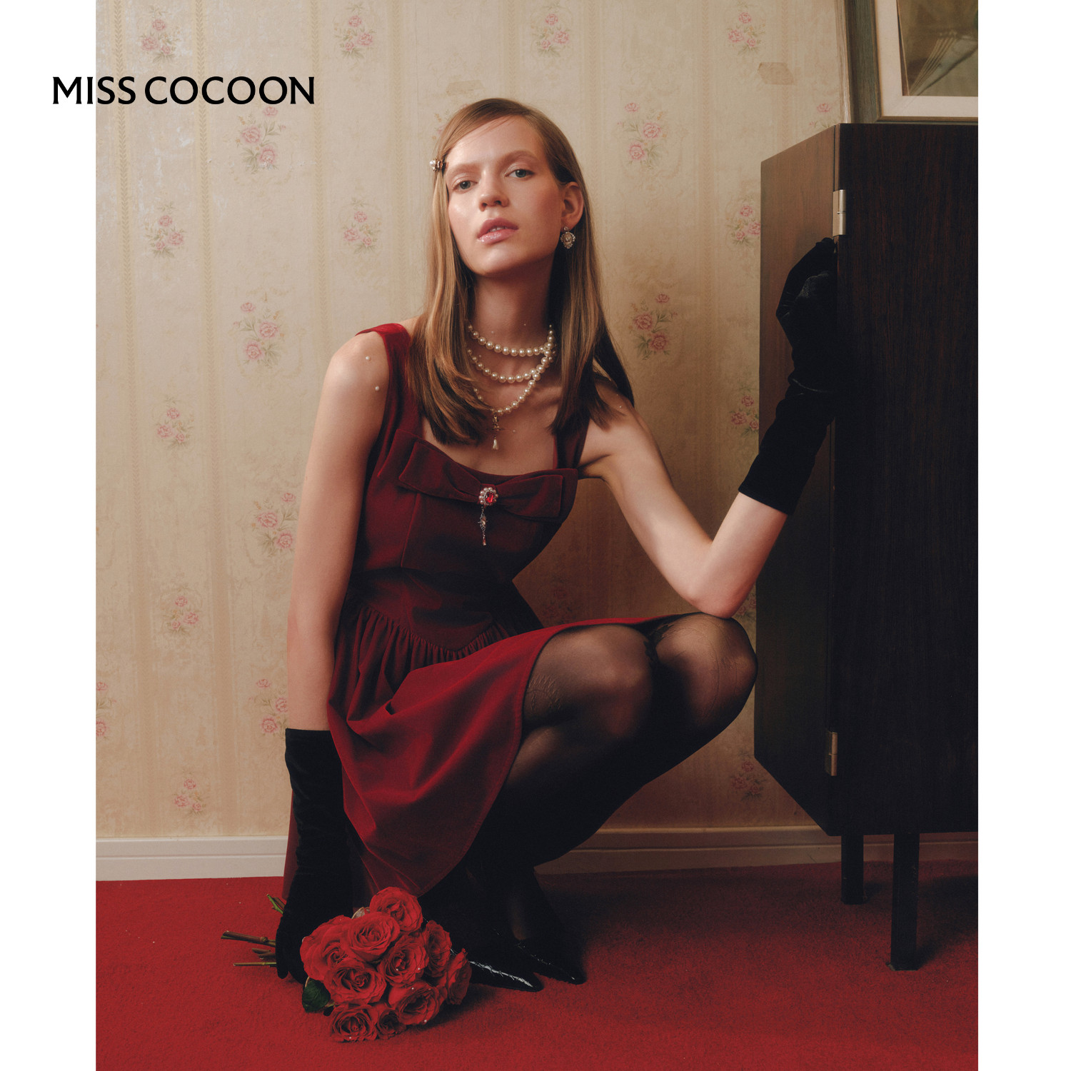 MISSCOCOON可可尼丝绒蝴蝶结小礼裙女2025秋冬新款红色