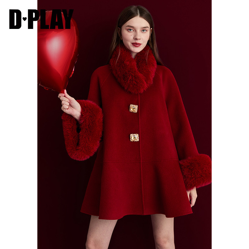 圆领,可拆毛领,门襟单排钻扣,双面呢面料