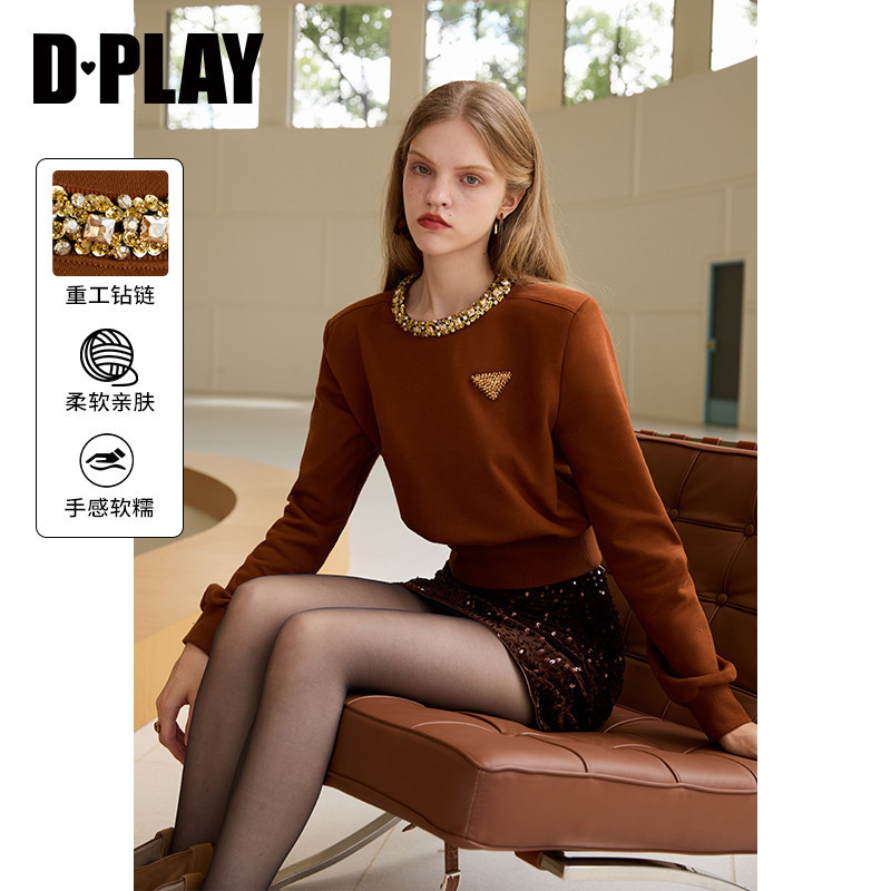 圆领领型，领口黄钻织带，胸口三角钻标设计