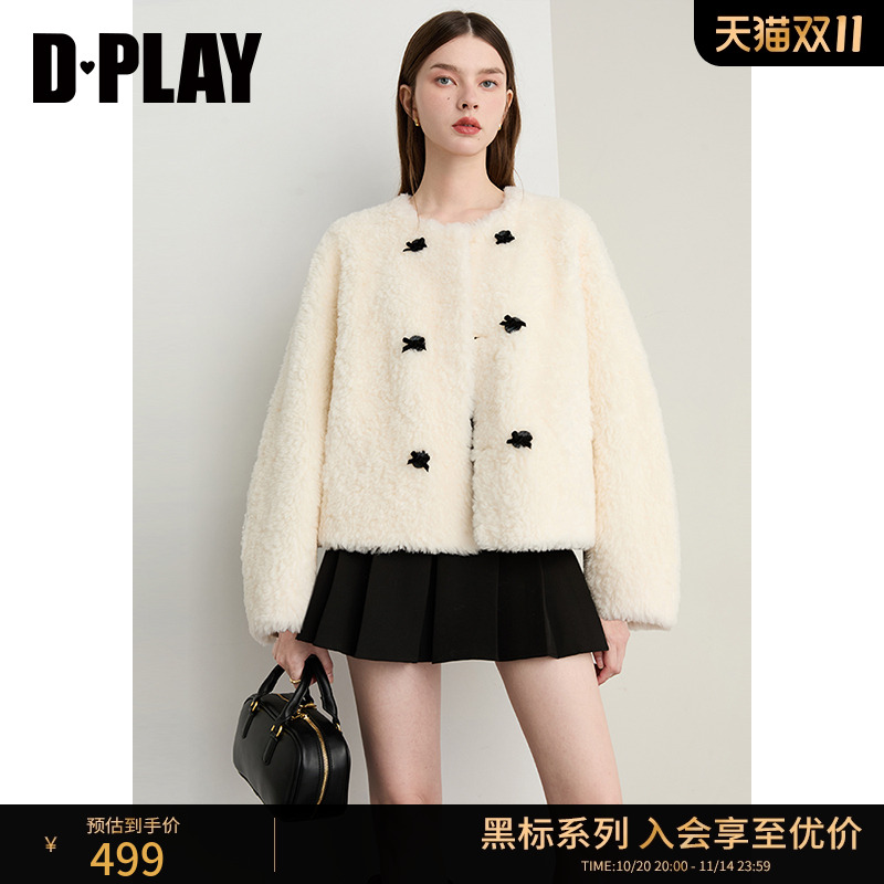 圆领，微落肩袖，单排暗扣，两侧插袋