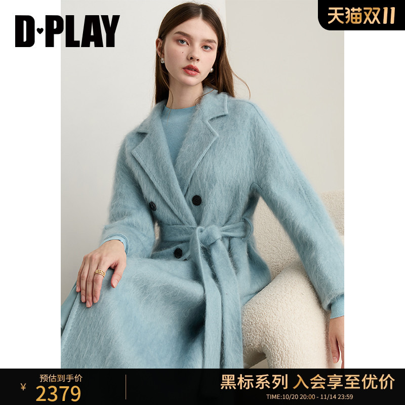 平驳领，两侧对称插袋，双排树脂扣