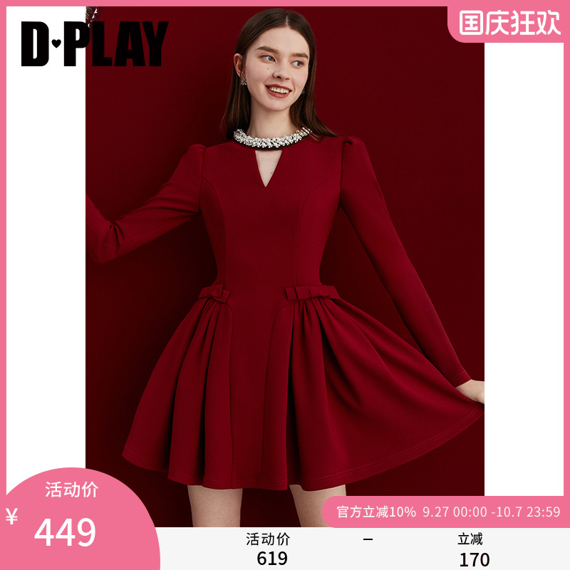 DPLAY圆领珍珠钻链连衣裙