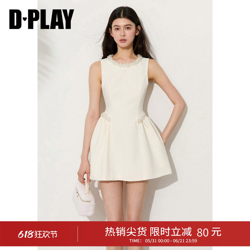 DPLAY白色圆领礼服裙女腰部珍珠感织带时尚短款裙子2026年春季