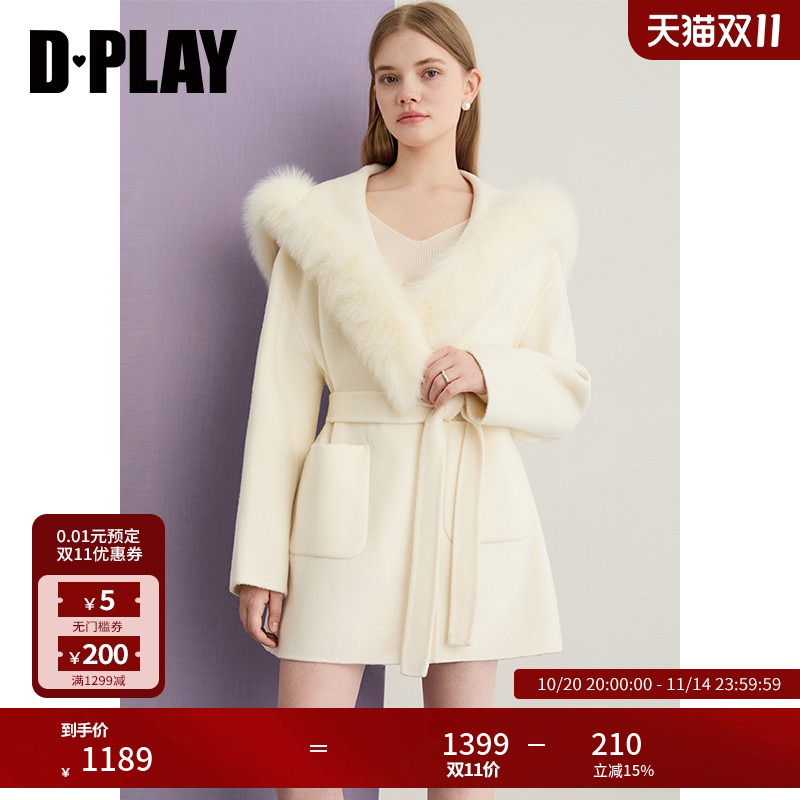 翻领,两侧对称贴袋,本布可拆系带,双面呢