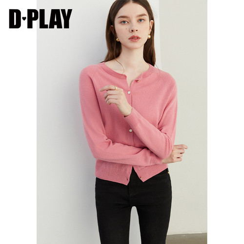 圆领窄罗纹设计，袖口衣摆宽罗纹拼接