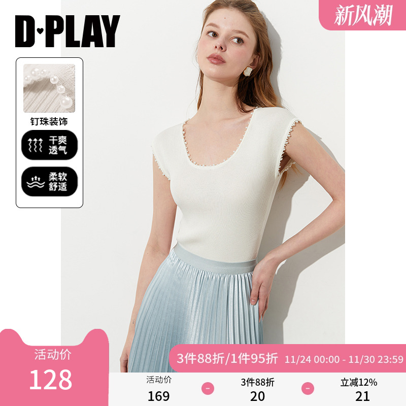 圆领小包袖修身版型，领口袖口手缝珍珠装饰