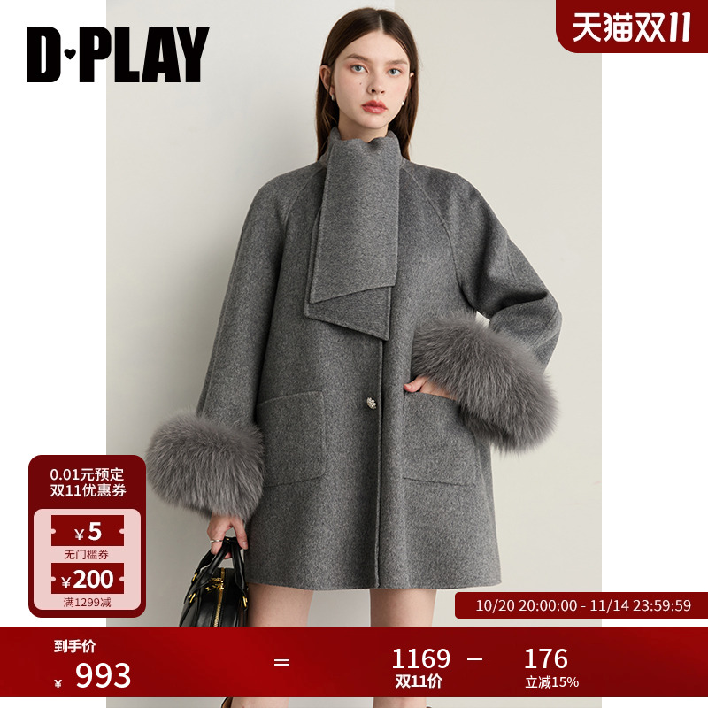 本布围巾领设,可卸毛袖,门襟单排金属装饰