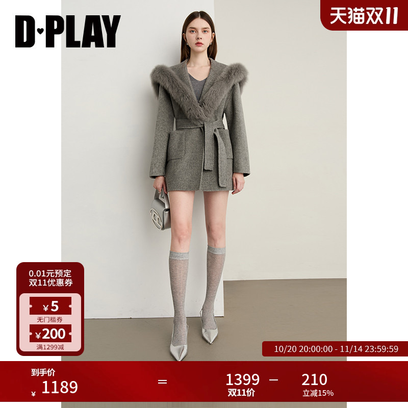 翻领,两侧对称贴袋,本布可拆系带,双面呢