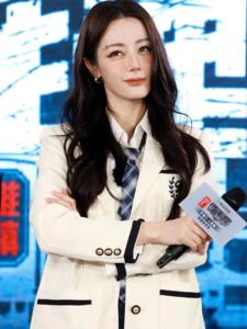 迪丽热巴明星同款气质西装外套女春秋2024新款格子百褶裙时尚套装