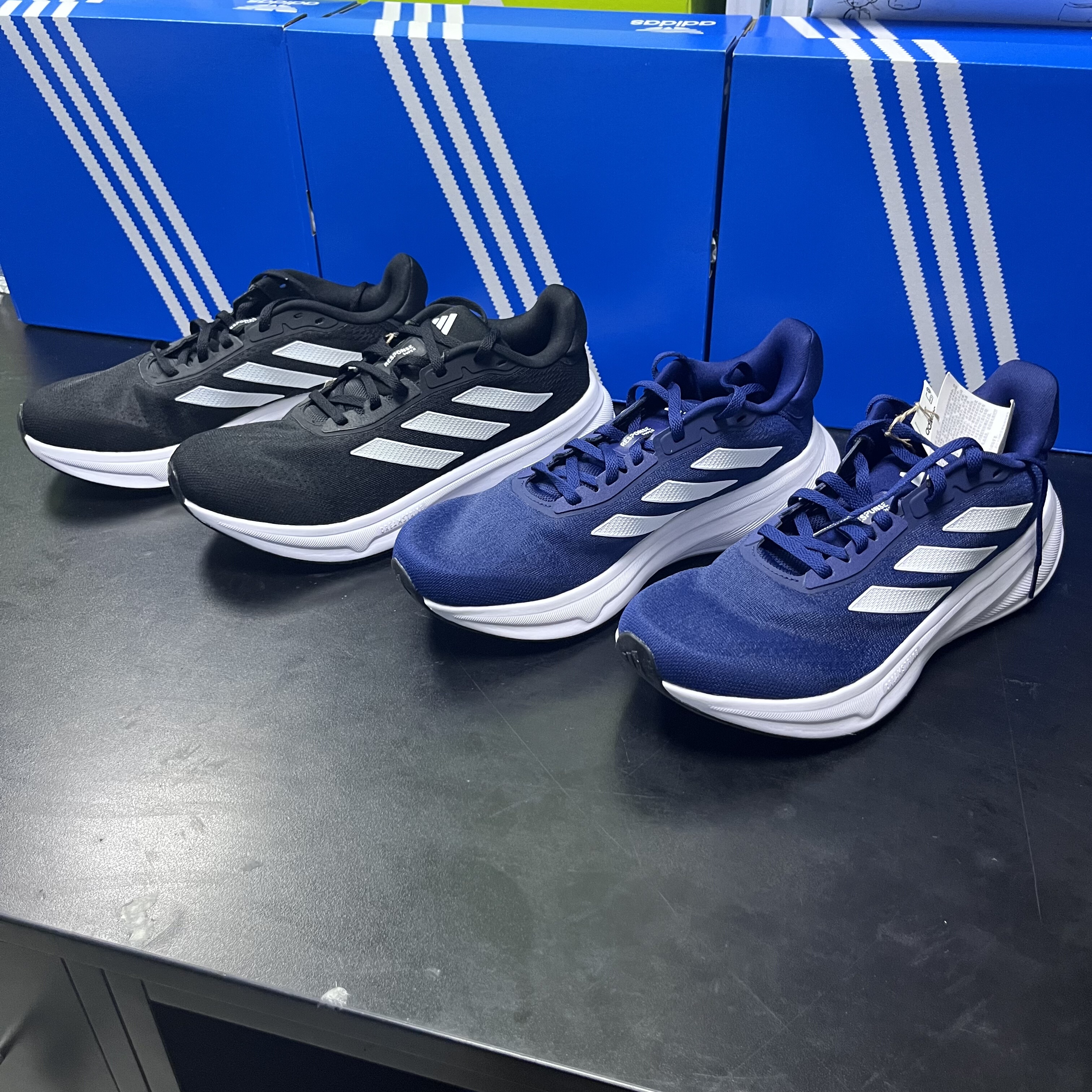 Adidas 低帮缓震耐磨运动运动休闲鞋