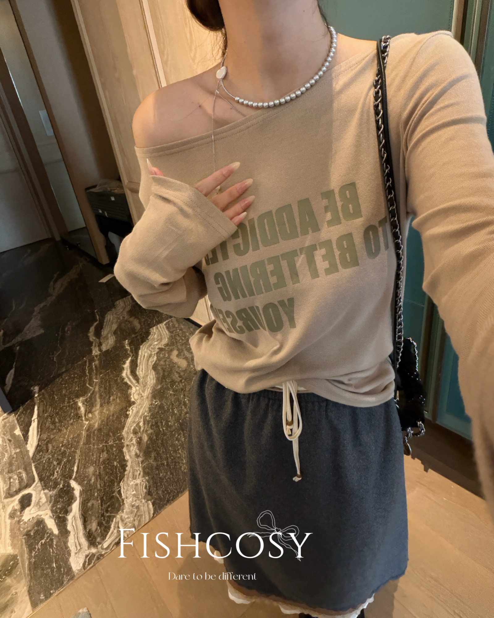 超舒服磨毛质感字母露肩长袖T恤