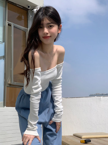 Real shot of two women wearing collarbone one line collar wrapped chest T-shirt women's Retro exposed navel Strapless long sleeve sleeve sleeve vest top