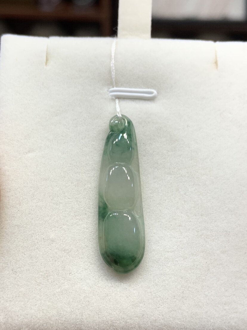 a货翡翠 天然翡翠玉豆子吊坠 冰种飘绿荷兰豆玉坠 富贵豆女士挂坠